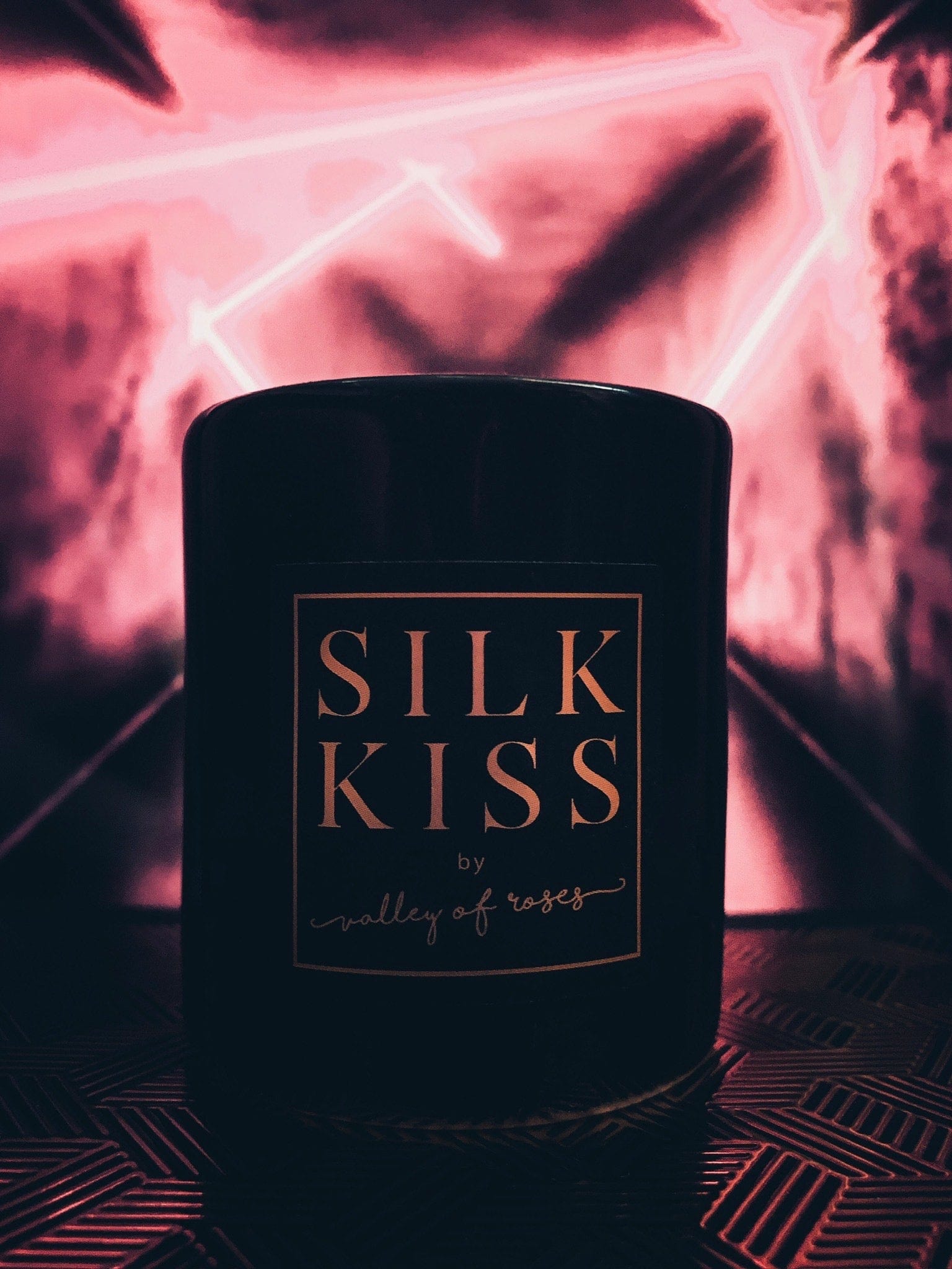 Valley of Roses 70 g Silk Kiss Soothing Candle | Amber and Saffron
