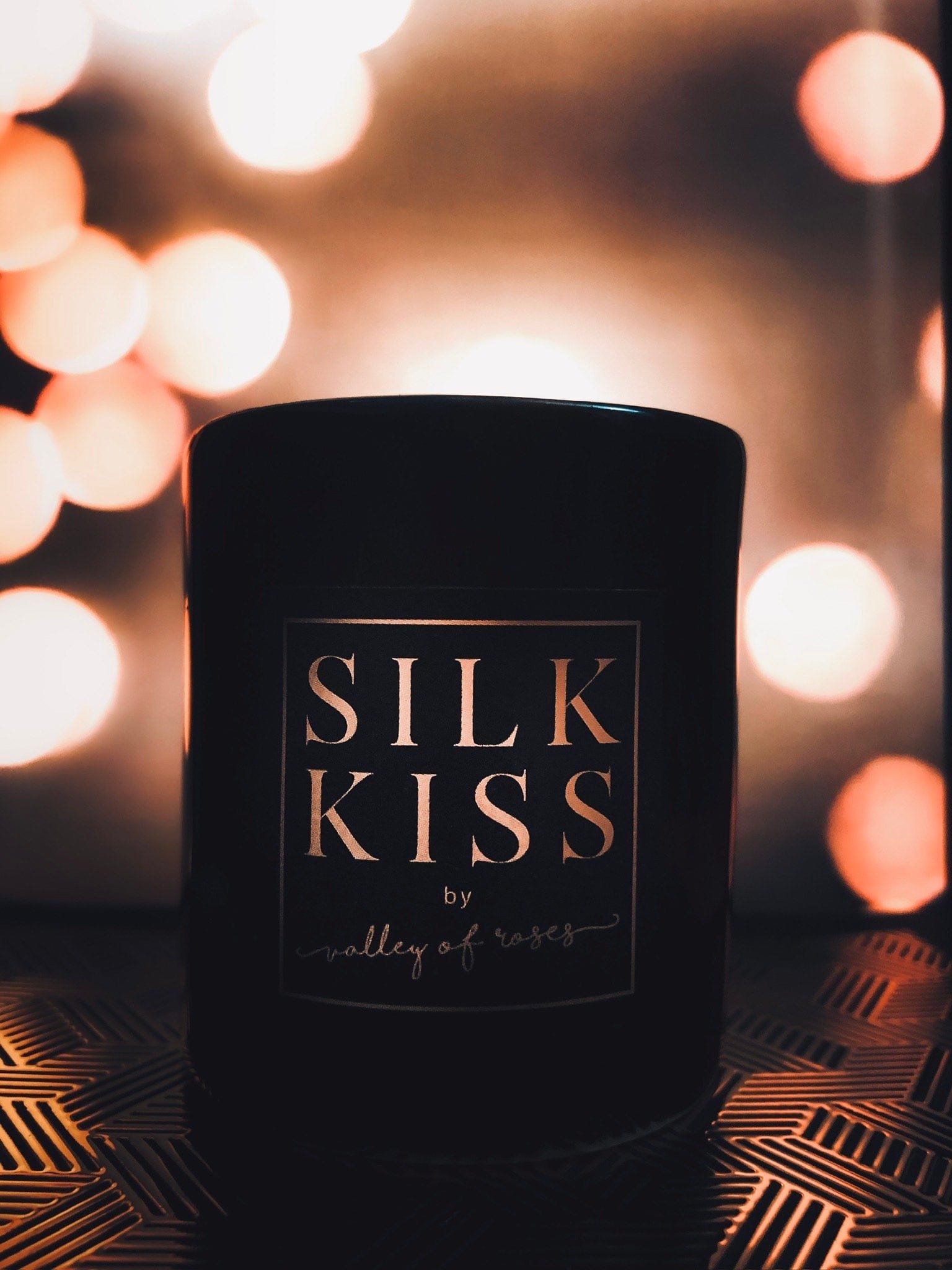 Valley of Roses 70 g Silk Kiss Soothing Candle | Amber and Saffron