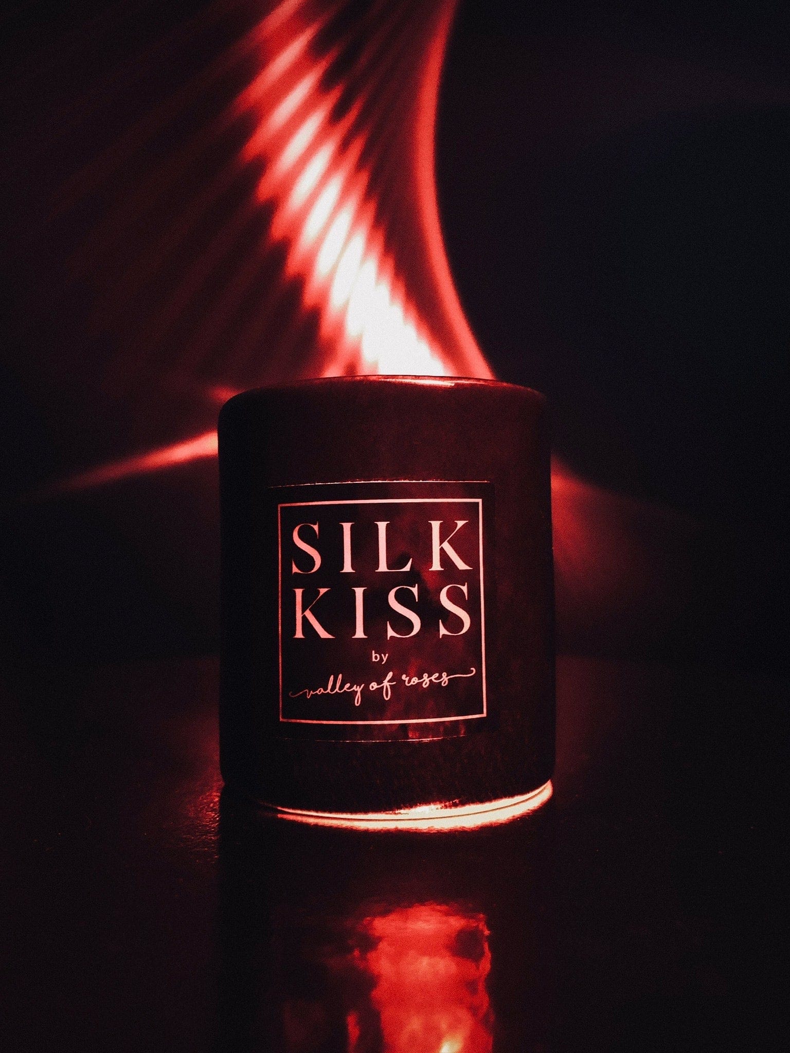 Valley of Roses 70 g Silk Kiss Soothing Candle | Amber and Saffron