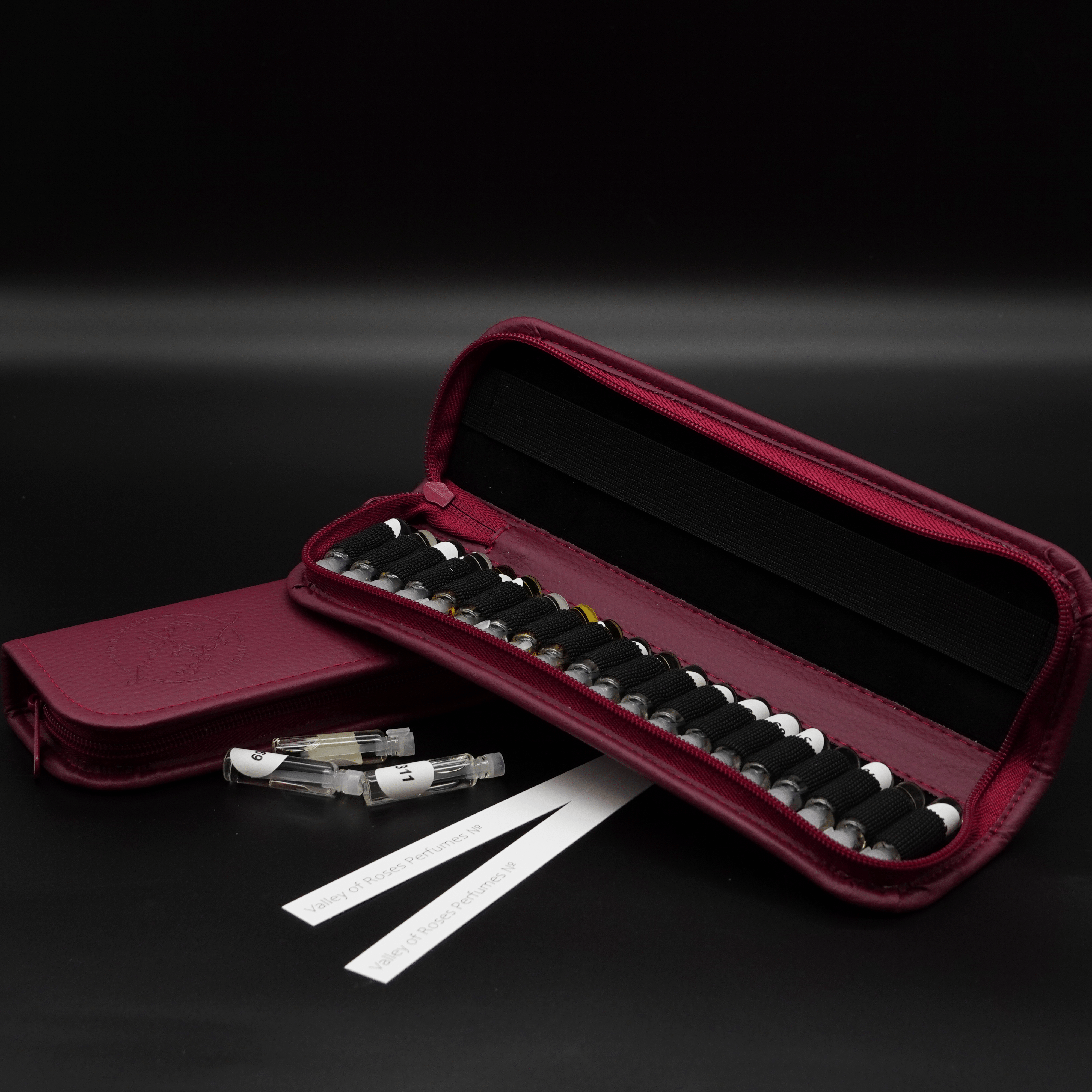 Discovery Kit Folder with 40 fragrances, vegan leather case, perfume samples, perfect gift for fragrance lovers.