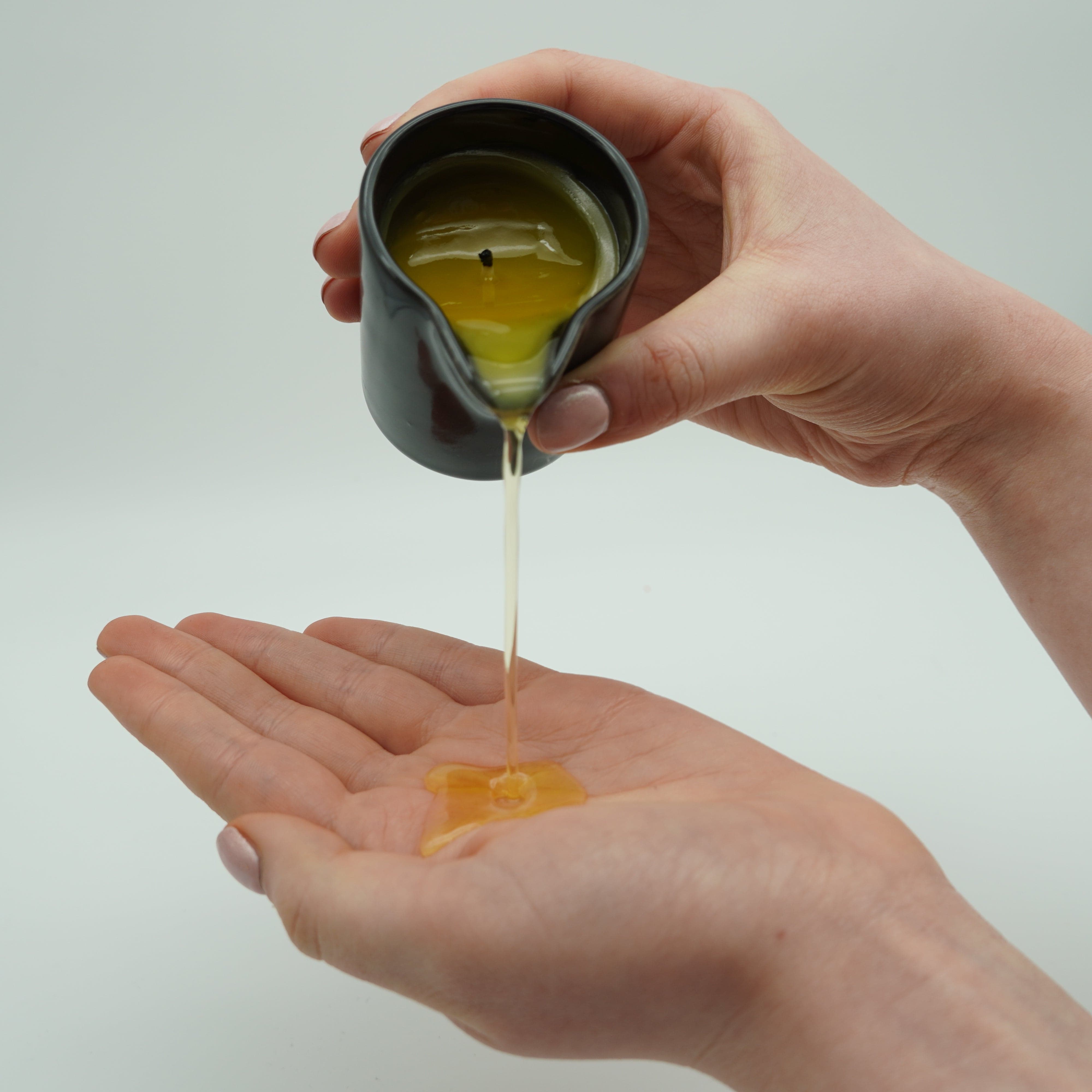 Valley of Roses 70 g Silk Kiss Soothing Candle | Amber and Saffron